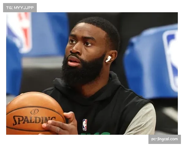 关键时刻特写：杰伦-布朗利用身体对抗扛开防守人，强硬突破打成2+1